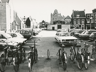 863365 Gezicht op het parkeerterrein op het Jacobskerkhof in Wijk C te Utrecht, met op de voorgrond geparkeerde fietsen ...